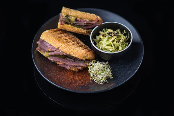 Sandwich Con Ensalada Carne Verdura Servido Plato Sobre Superficie Negra —  Fotos de Stock