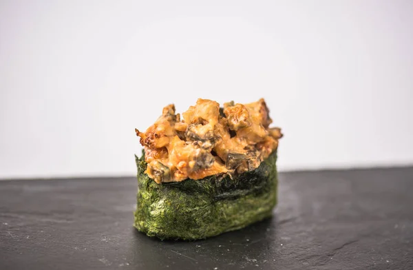 灰色の背景のスレート板で美味しい寿司のクローズ アップ ビュー — ストック写真