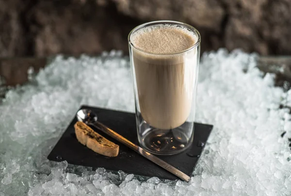 Frappe Kaffeegetränk Glas Serviert Schiefer Mit Biscotti Auf Eis — Stockfoto