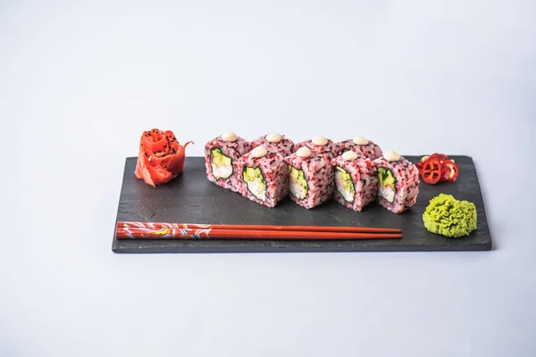 巻き箸 ショウガ わさび灰色の背景のスレート板でグルメ寿司のクローズ アップ ビュー — ストック写真