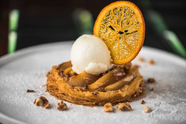 Сладкий Десерт Апельсиновым Ломтиком Мороженым Белой Тарелке — стоковое фото