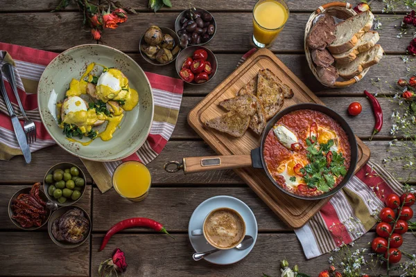 Desayuno Con Shakshuka Aceitunas Pimientos Tomates Pan Jugo Café Mesa — Foto de Stock