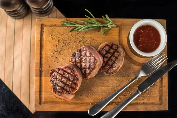 Steaks Surlonge Bœuf Grillés Servis Sur Une Planche Bois Avec — Photo