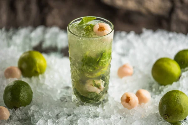 Cocktail Mit Limette Litschi Und Blumen Glas Auf Eis Mit — Stockfoto