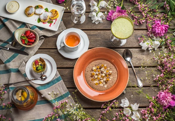Desayuno Mesa Madera Con Platos Saludables Flores — Foto de Stock