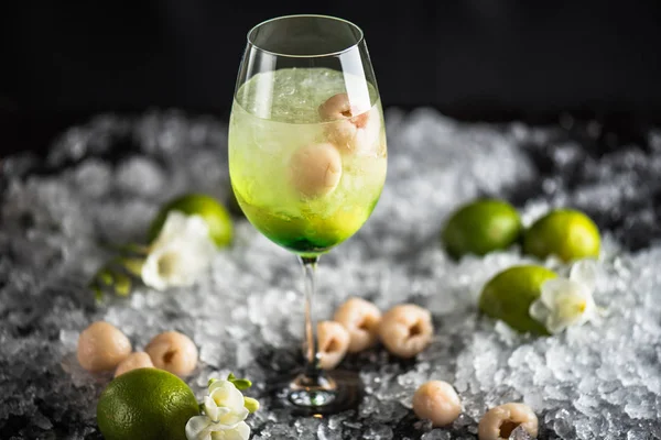 Cocktail Com Limão Lichia Flores Vidro Gelo Com Ingredientes — Fotografia de Stock