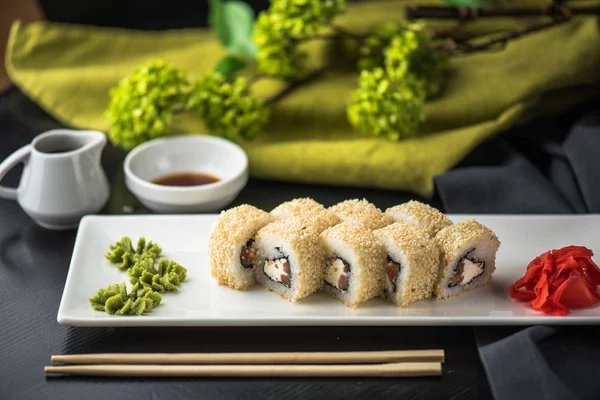 Dania Kuchni Japońskiej Sushi Owocami Morza Białym Talerzu Rolki Bliska — Zdjęcie stockowe