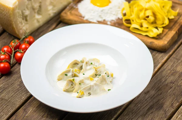 Παραδοσιακή Ιταλική Σπανάκι Ραβιόλια Σάλτσα Κρέμα Που Σερβίρονται Στο Άσπρο — Φωτογραφία Αρχείου