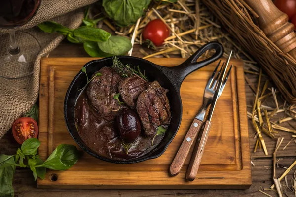 Gebratene Rindersteaks Soße Mit Roter Bete Pfanne Auf Holzbrett Auf — Stockfoto