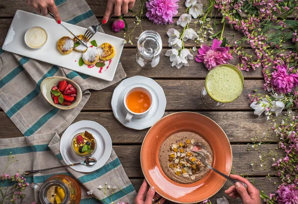 Frühstück Holztisch Mit Gesunden Gerichten Und Blumen — Stockfoto