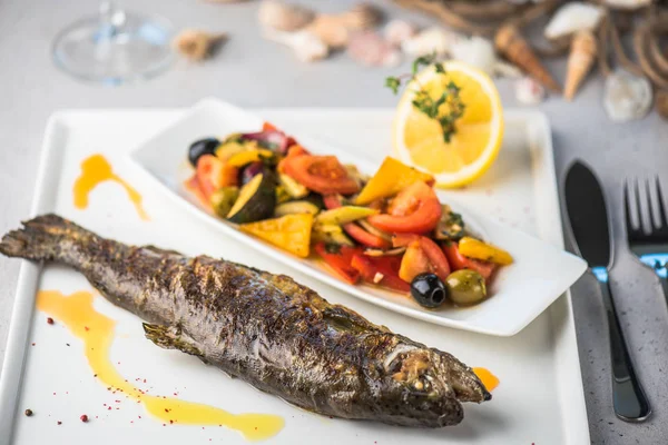 Grillad Fisk Serveras Tallrik Med Färska Grönsaker Sallad Och Citron — Stockfoto