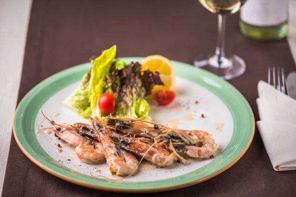 Grillade Räkor Och Färsk Färsk Grönsaks Sallad Tallrik Och Glas — Stockfoto