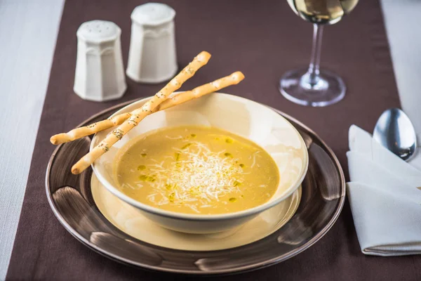 Mangkuk Sup Krim Sayuran Taplak Meja — Stok Foto