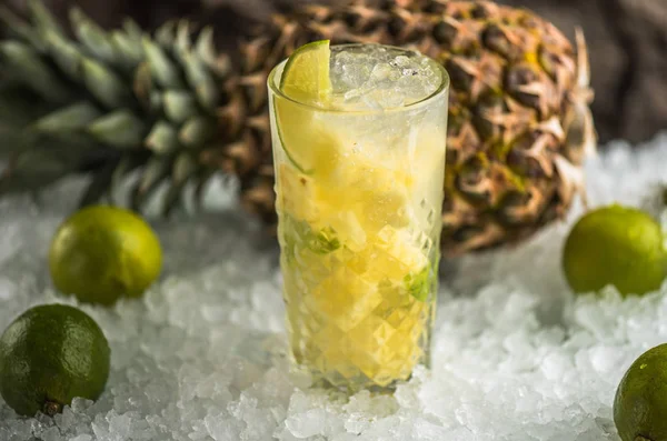 Cocktail Tropicale Esotico Vetro Ghiaccio — Foto Stock