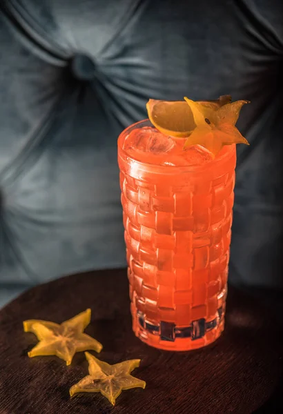 Cocktail Rafraîchissant Verre Sur Fond Sombre — Photo