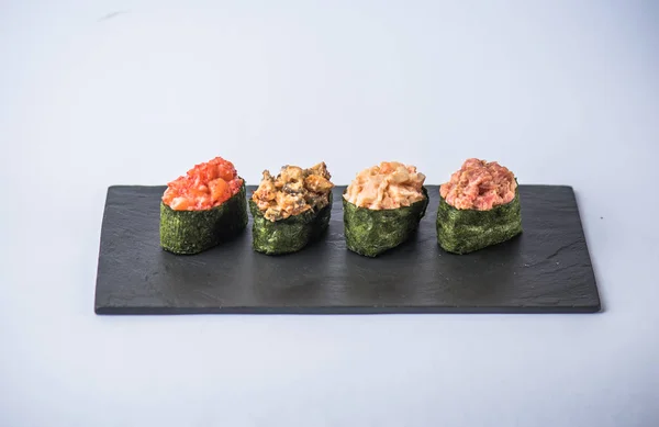 灰色の背景のスレート板で様々 なおいしい伝統的な日本の寿司のクローズ アップ ビュー — ストック写真
