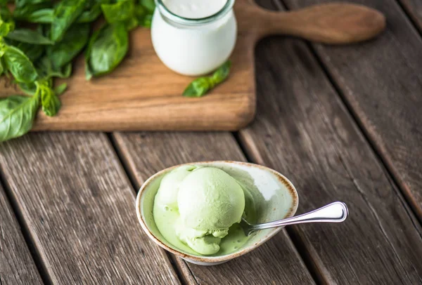 Bola Helado Verde Tazón Sobre Una Mesa Madera — Foto de Stock