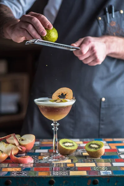 Mains Barman Râper Zeste Citron Vert Dans Cocktail Verre — Photo