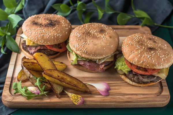 Tres Hamburguesas Con Cuñas Patata Frita Servidas Sobre Tabla Madera —  Fotos de Stock