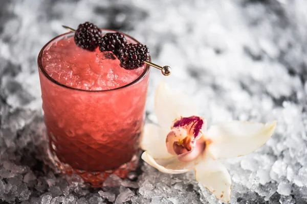 Cóctel Decorado Con Moras Vidrio Sobre Fondo Oscuro Con Hielo — Foto de Stock