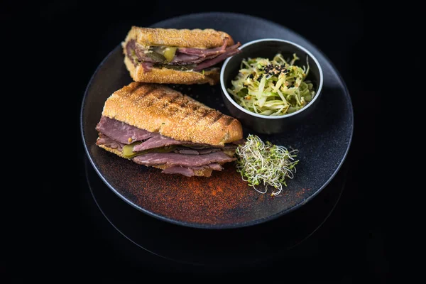 Sandwich Con Ensalada Carne Verdura Servido Plato Sobre Superficie Negra —  Fotos de Stock