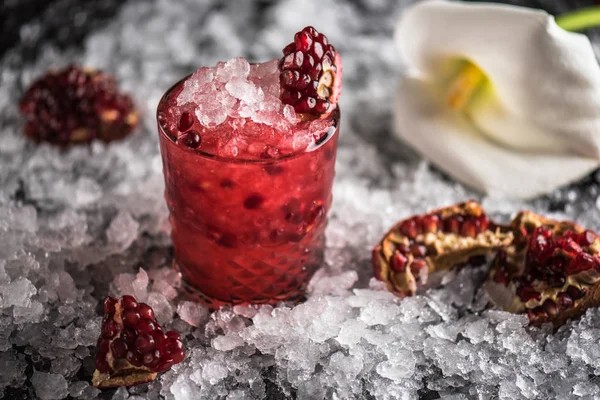 Cocktail Vidro Com Romã Fundo Escuro Com Gelo — Fotografia de Stock