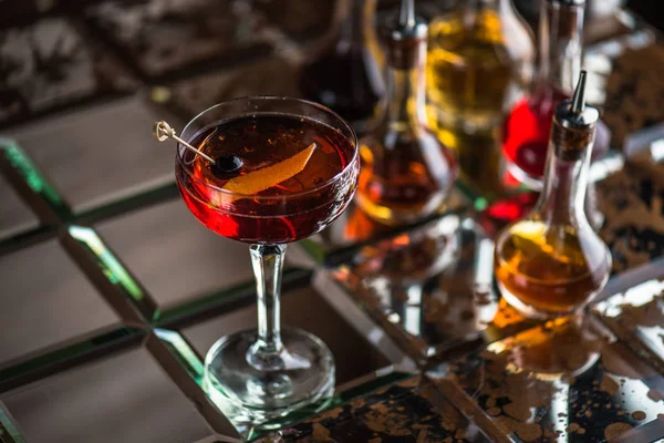 Cocktail Aus Glas Mit Schwarzer Olive Auf Braun Gefliestem Hintergrund — Stockfoto