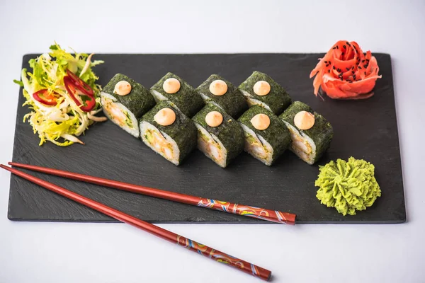 Japoński Sushi Roll Serwowane Łupek Białym Tle — Zdjęcie stockowe