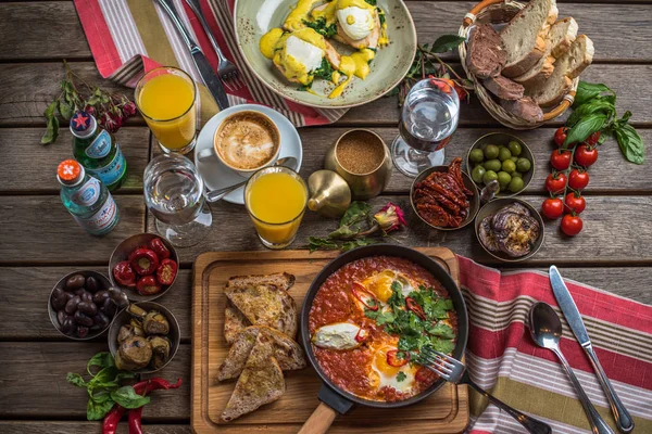 Desayuno Con Shakshuka Aceitunas Pimientos Tomates Pan Jugo Café Mesa — Foto de Stock