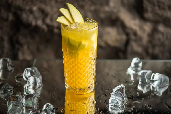 Cocktail Med Apple Glas Mörk Bakgrund — Stockfoto