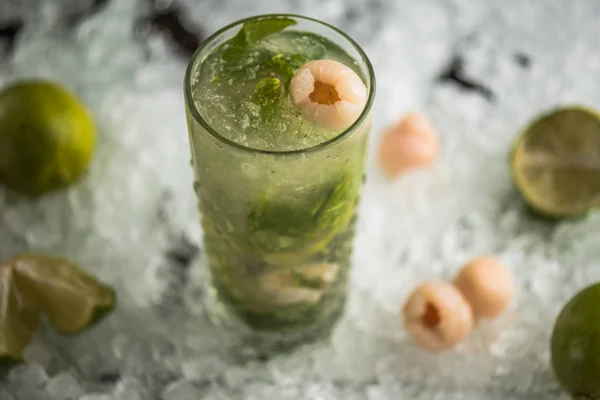 Cocktail Med Lime Litchi Och Blommor Glas Isen Med Ingredienser — Stockfoto