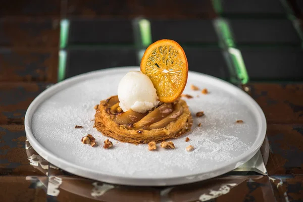 Сладкий Десерт Апельсиновым Ломтиком Мороженым Белой Тарелке — стоковое фото