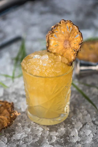 Cocktail Verre Décoré Orange Séchée Sur Glace Écrasée — Photo