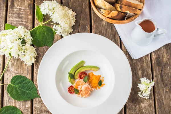 Zutaten Für Gemüsecremesuppe Mit Meeresfrüchten Weißem Teller Auf Holztisch — Stockfoto