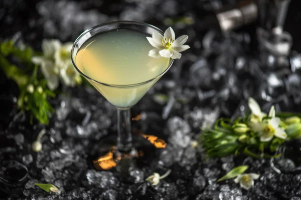 Cocktail Verre Décoré Fleurs Sur Fond Sombre Avec Glace — Photo