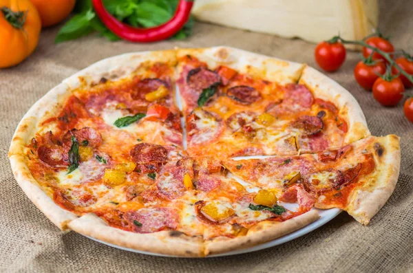 Włoska Pizza Salami Pomidorowym Sosem Worze — Zdjęcie stockowe
