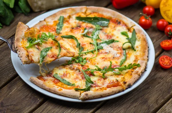 Zbliżenie Gourmet Pizza Serem Parmezan Rukolą Pomidorami Drewnianym Stole — Zdjęcie stockowe