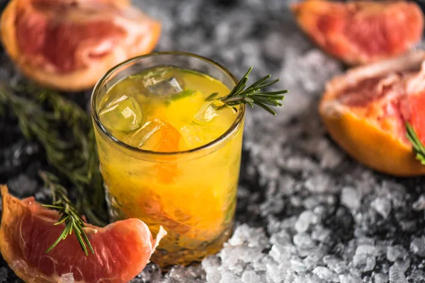 Koktél Üveg Grapefruit Rozmaring Sötét Háttér Jég — Stock Fotó