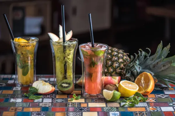 Cócteles Frescos Servidos Vasos Sobre Una Superficie Baldosas Colores —  Fotos de Stock