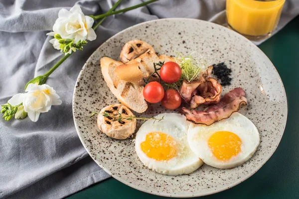 Desayuno Con Huevos Fritos Tocino Champiñones Tomates Frescos Plato Gris — Foto de Stock