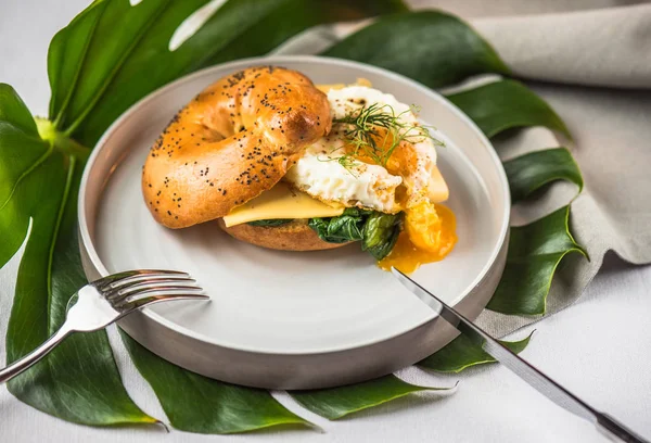 Bagel Fried Egg Cheese Served White Plate Green Leaf — Stock Photo, Image