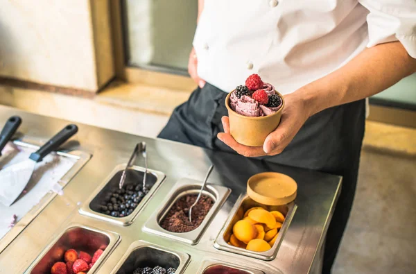 Close Mãos Humanas Segurando Sorvete Frutas Copo Waffle — Fotografia de Stock