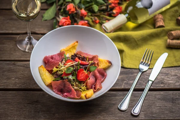 Aperitivo Con Jamón Fresas Brotes Tazón Sobre Mesa Madera Con — Foto de Stock