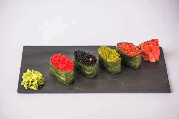 灰色の背景のスレート板でわさびと生姜おいしい寿司のクローズ アップ ビュー — ストック写真