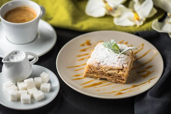 Doce Pedaço Bolo Com Caramelo Placa Branca Com Xícara Café — Fotografia de Stock