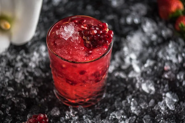 Cocktail Glas Med Granatäpple Mörk Bakgrund Med — Stockfoto