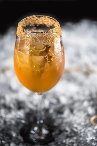 Cocktail Com Canela Fundo Com Gelo Açúcar Mascavo — Fotografia de Stock