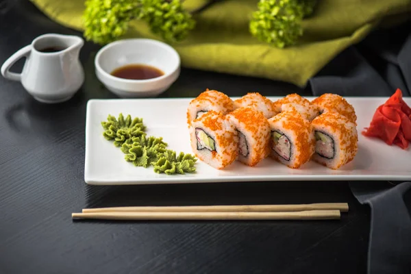 Cocina Japonesa Sushi Con Los Mariscos Plato Blanco Rollo Con — Foto de Stock