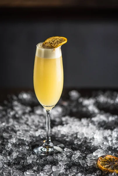 Cocktail Aigre Verre Avec Tranches Orange Grillées Sur Fond Sombre — Photo