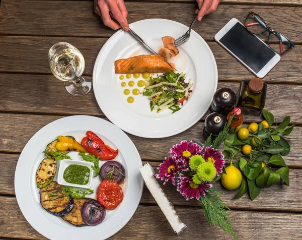 Abendessen Mit Lachs Salat Und Gegrilltem Gemüse Auf Tellern Auf — Stockfoto